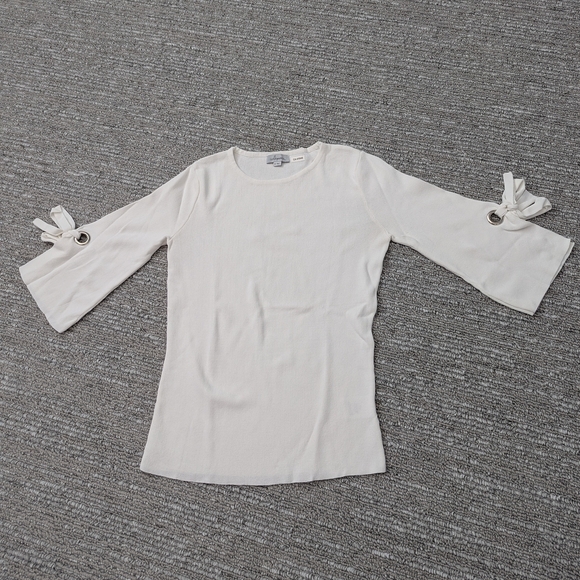 🔷Elegant Women's (Size Medium) White Top with Bow Detail On 3/4 Sleeves - Picture 1 of 5